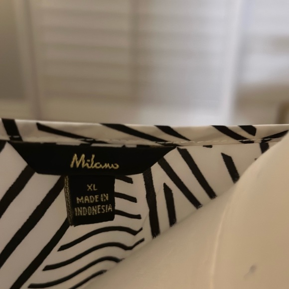 Sleeveless graphic stripe blouse. - Picture 3 of 5